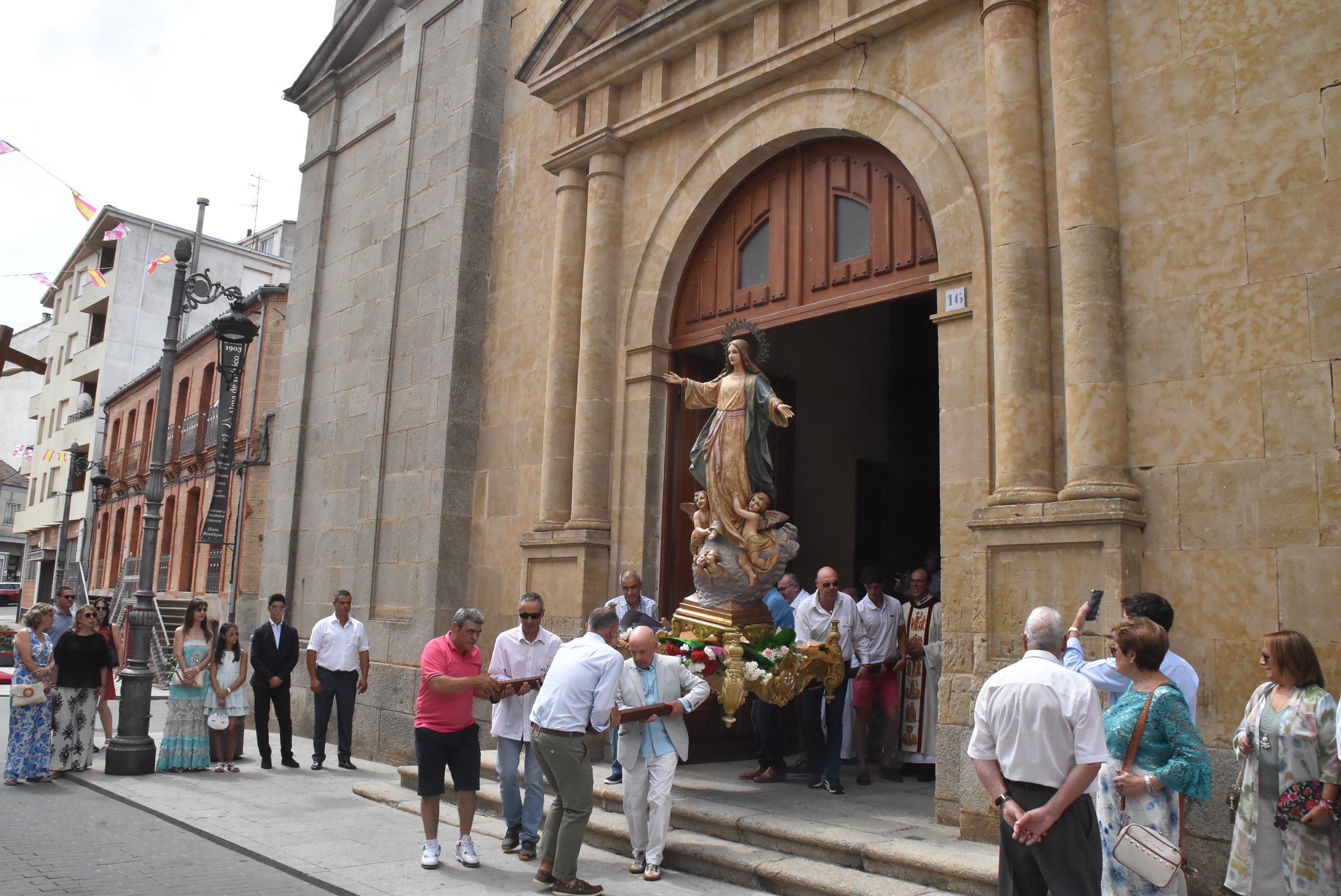 Multitudinaria procesión en Guijuelo para honrar a la Virgen de la Asunción