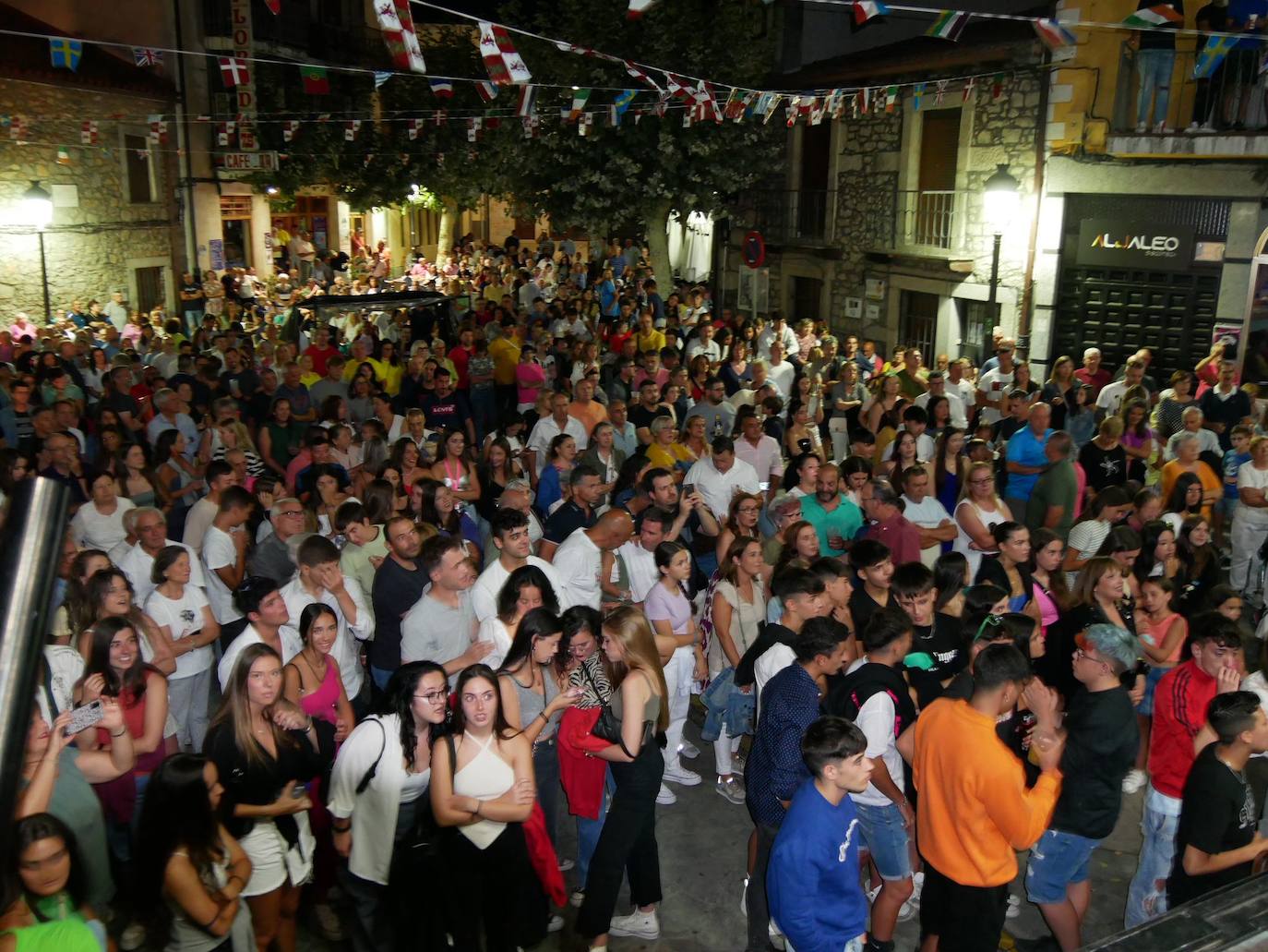 Linares de Riofrío llena en el pregón de las fiestas y la coronación de la reina