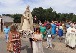 La Virgen salió en procesión antes de la celebración de la misa