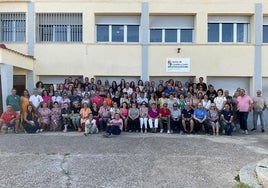 Foto de familia de los participantes en el I Encuentro de Antiguos Alumnos y Maestro en Pedrosillo El Ralo