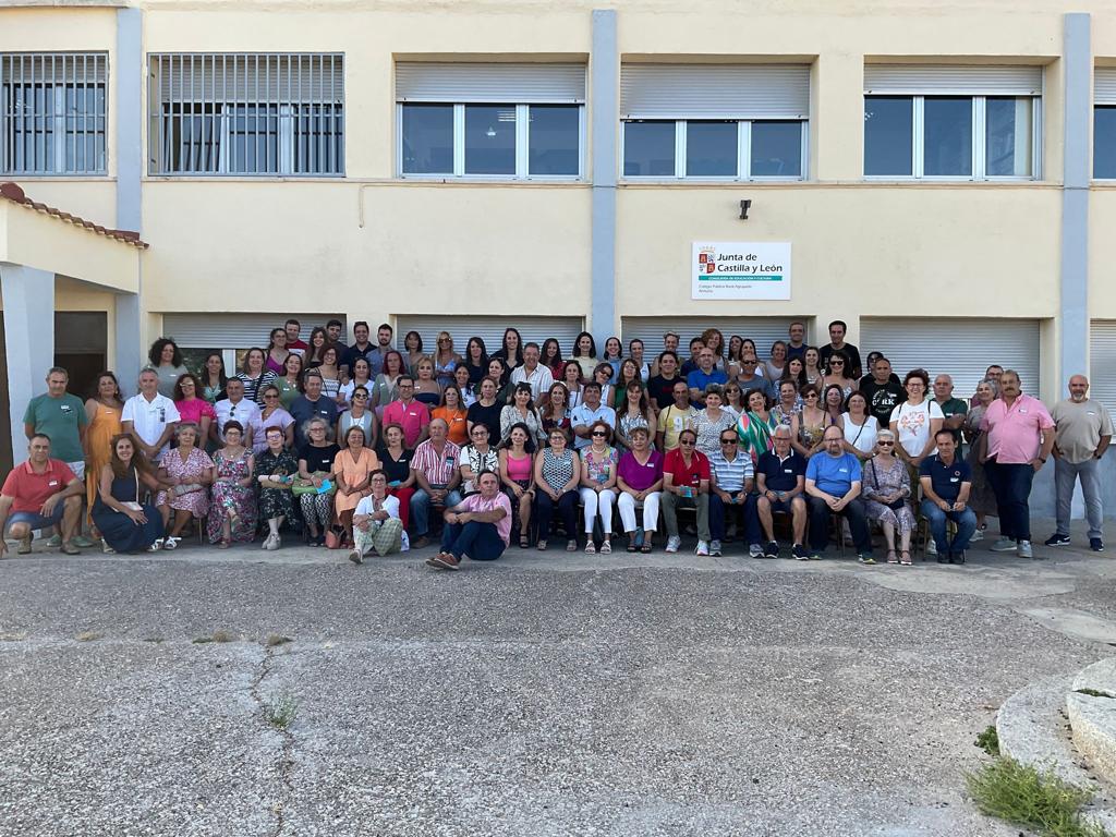 “Vuelta al cole” para los antiguos alumnos del colegio San Andrés en Pedrosillo el Ralo