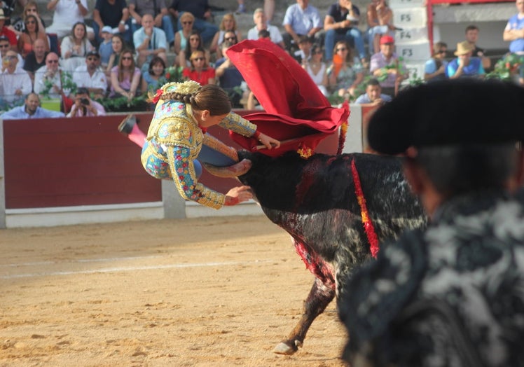 Momento de la voltereta que le propinó Mediano a Raquel Martín.