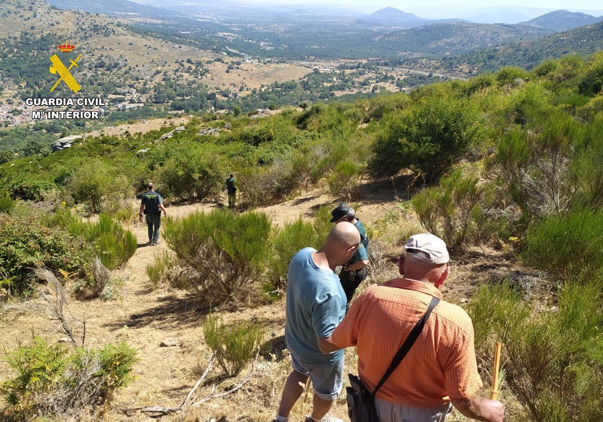 Los agentes consiguieron rescatar a los excursionistas perdidos.