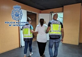 Imagen de la mujer siendo detenida por la Policía Nacional.