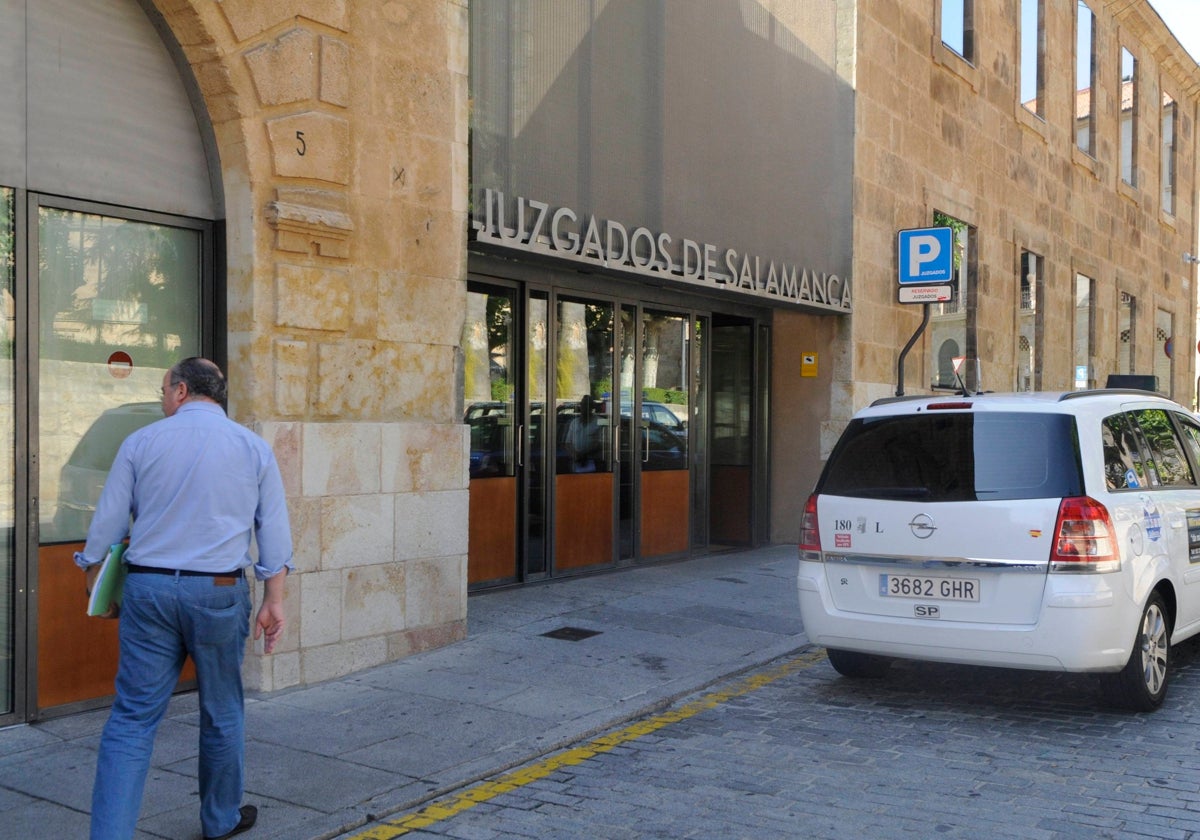 La puerta de los juzgados de Salamanca.