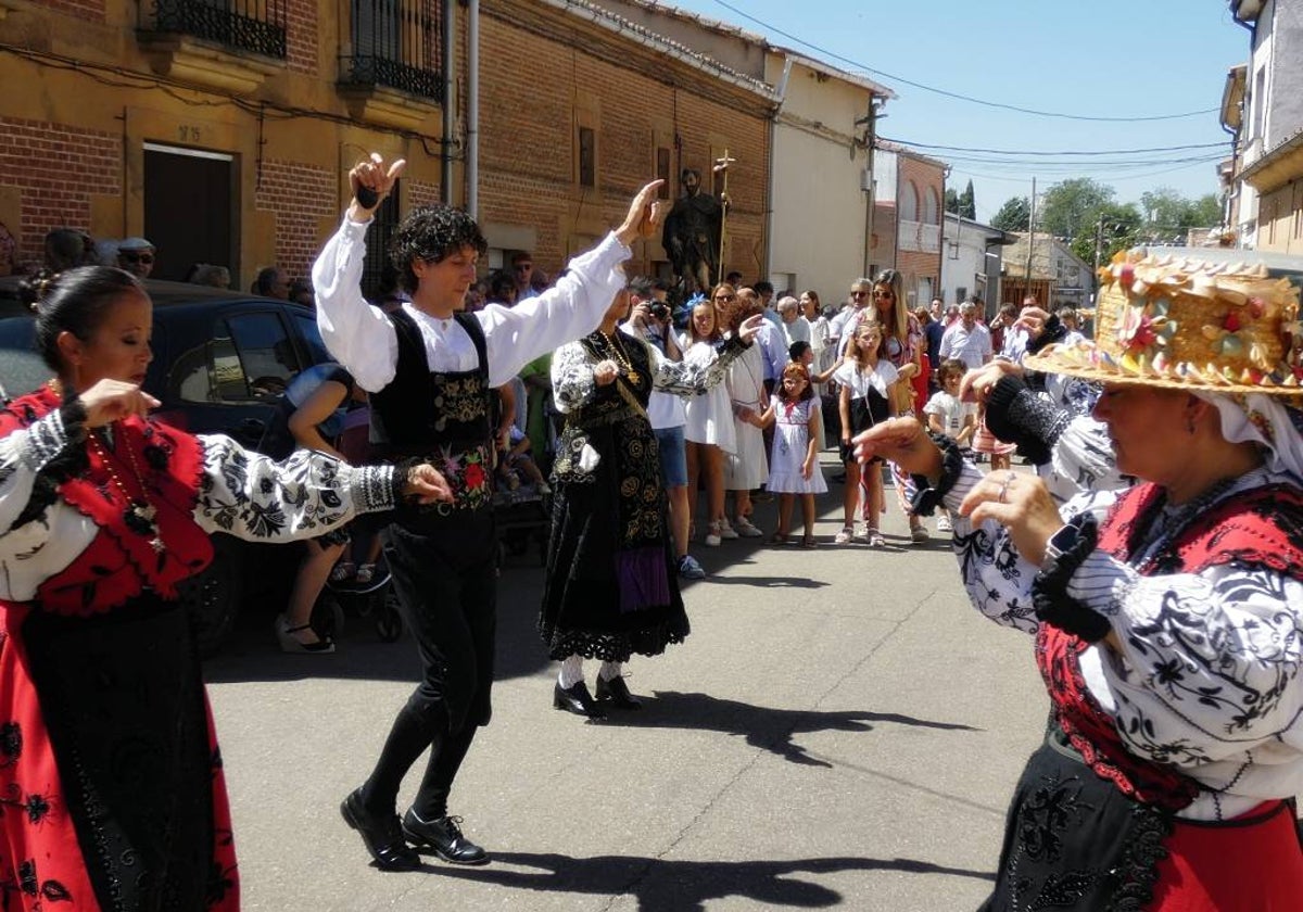 Babilafuente se engalana para honrar al patrón