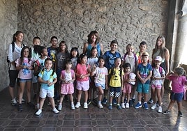 Imagen de los pequeños participantes en uno de los campamentos urbanos durante la visita al Ayuntamiento de Béjar