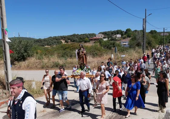 La imagen de San Roque cruza la travesía del pueblo durante la procesión