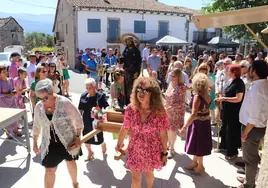 Momento de la entrada de San Roque en la iglesia tras la procesión y la subasta de las pernillas