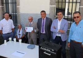 Autoridades y familiares de Esteban García en el momento del homenaje