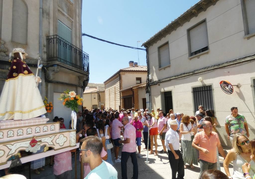 La devoción llena las calles de Macotera