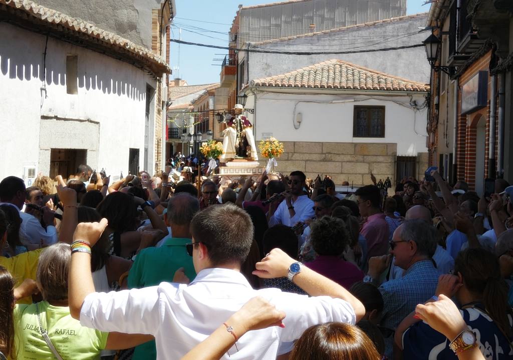 La devoción llena las calles de Macotera