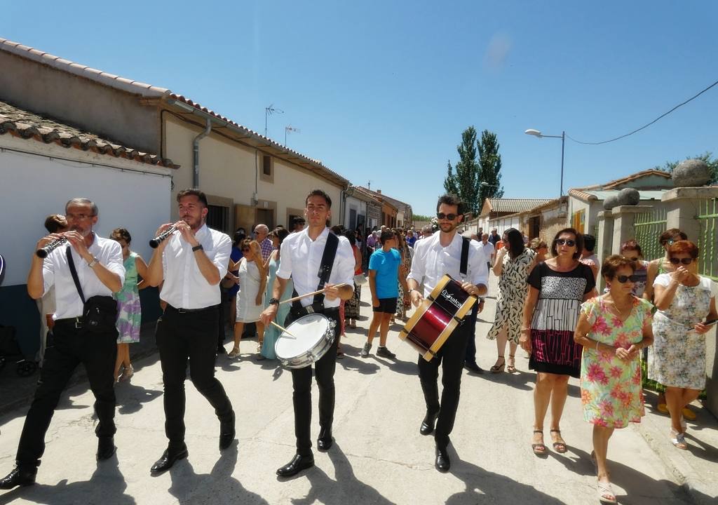 Jotas en honor a San Roque por las calles de Cantaracillo