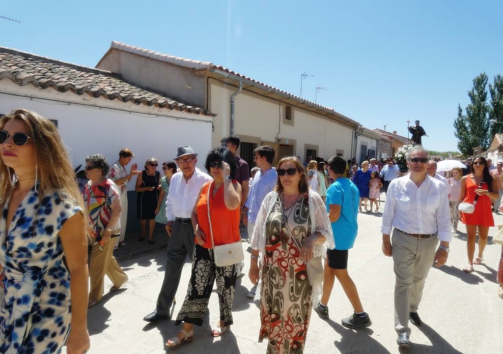 Jotas en honor a San Roque por las calles de Cantaracillo