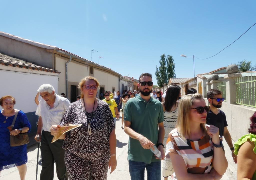 Jotas en honor a San Roque por las calles de Cantaracillo