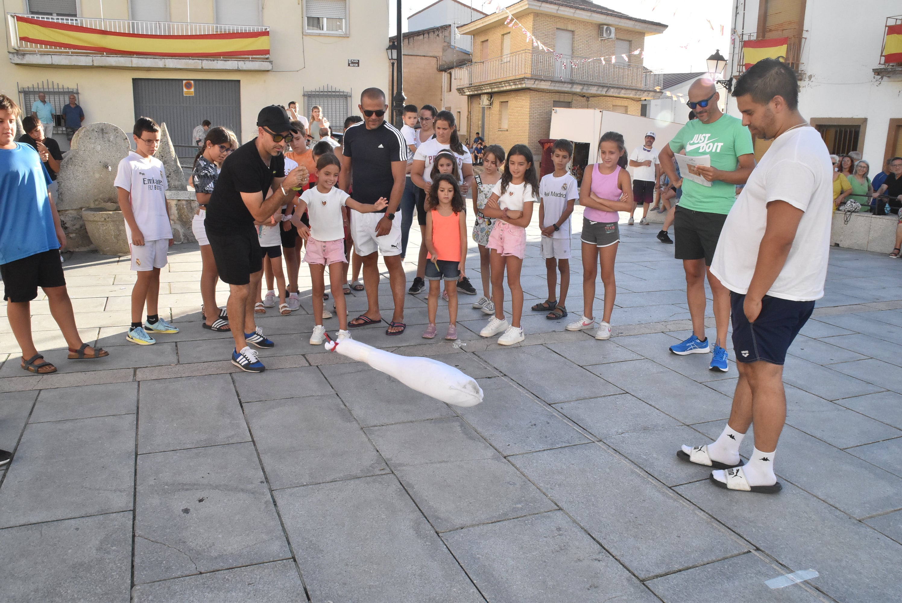 Iván Morocho gana el concurso de lanzamiento de jamón en Ledrada