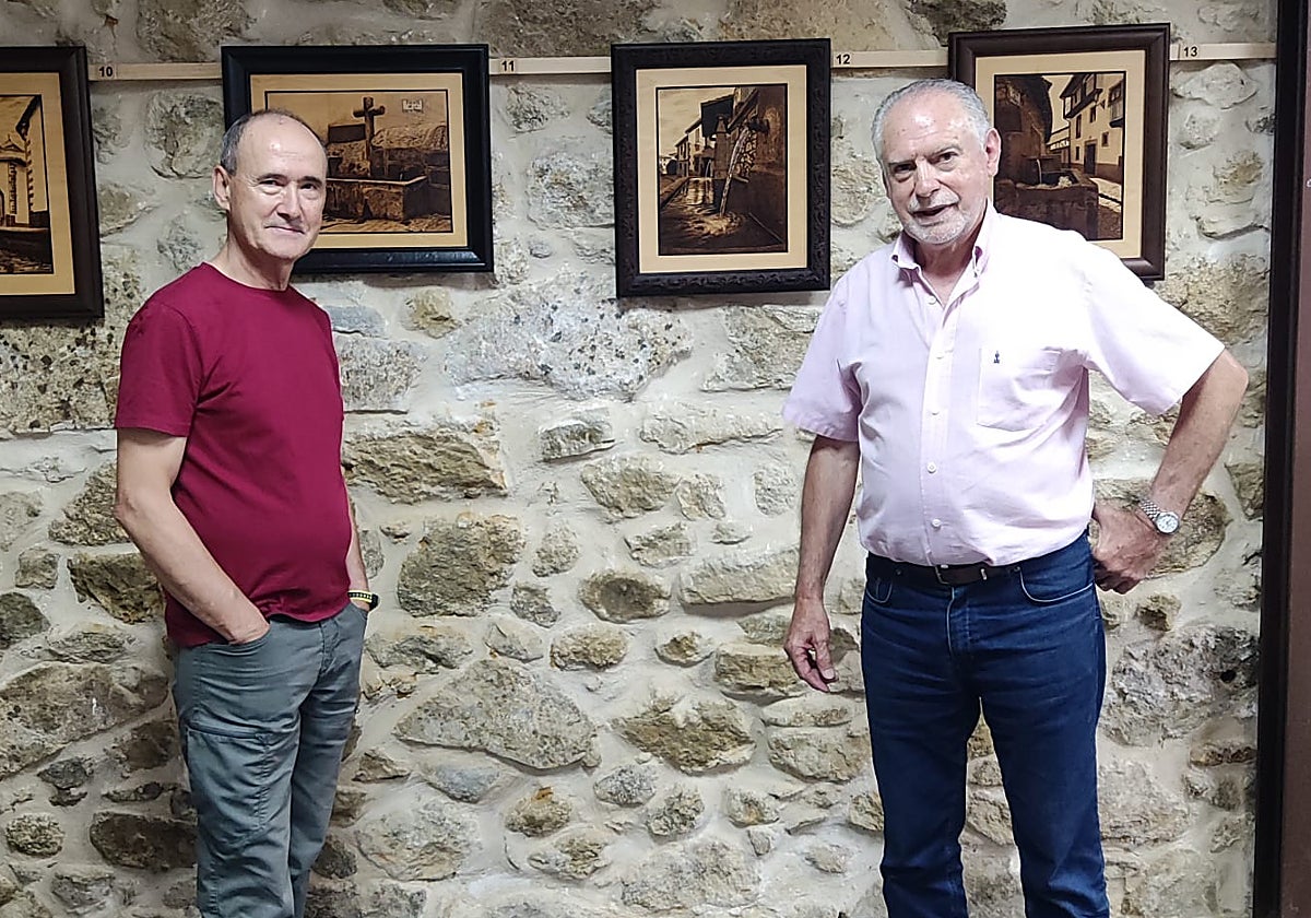 Antonio Hinojal y Cándido Cabrera en la exposición que acogió el Casino Obrero de Candelario hasta el día 15 de agosto.