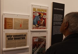 Visitante admirando algunas de las obras de la exposición del CIE.