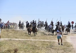 El segundo encierro de las fiestas de San Bartolomé a la carrera camino de la plaza