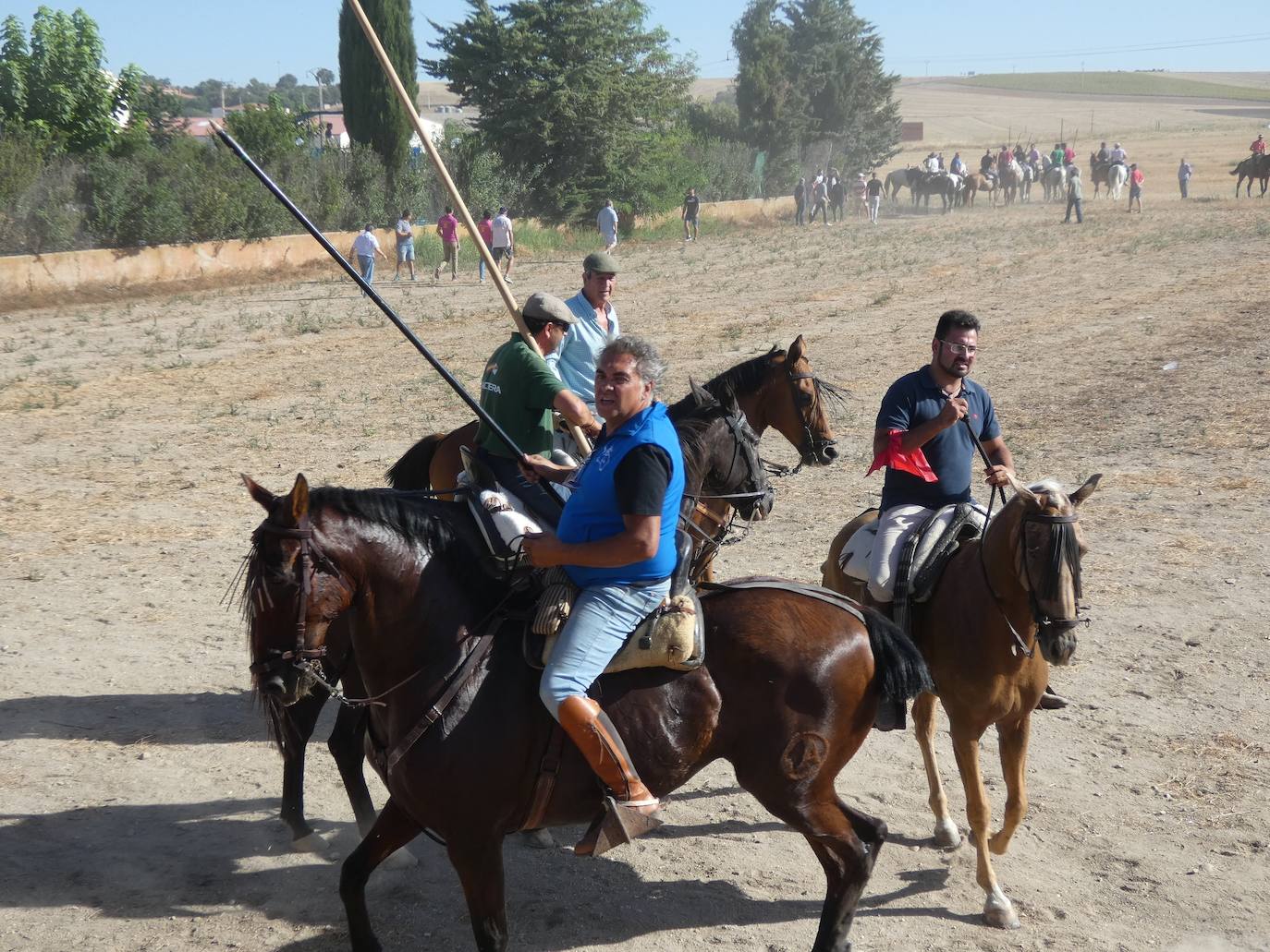 Cientos de jinetes en el XXI encierro campero de Macotera