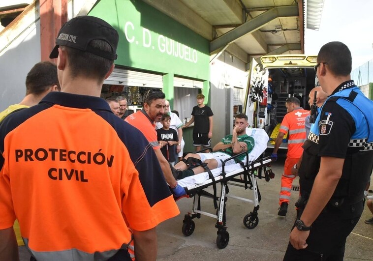 Carlos Quintana, del Guijuelo, trasladado en ambulancia por una grave lesión
