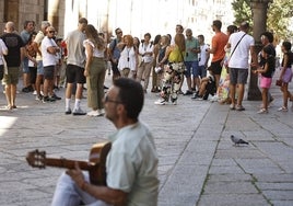 Turistas a mediodía de ayer en el centro de la ciudad.