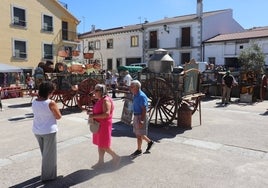 Imagen del mercado artesano de la Plaza con los carros arrieros del padre Blas expuestos