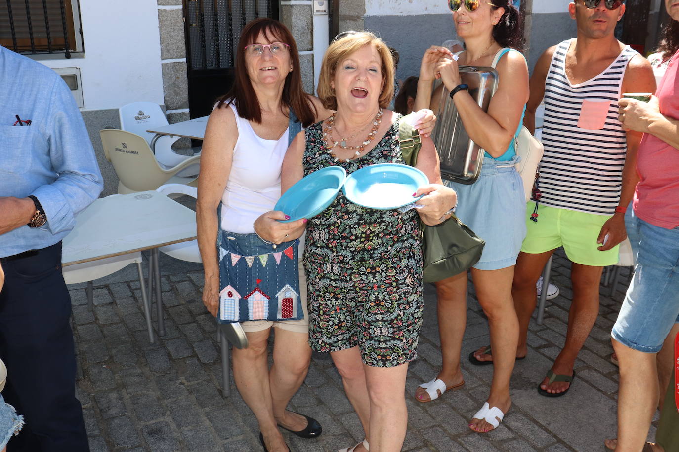 Ledrada disfruta de su paella sin miedo al calor