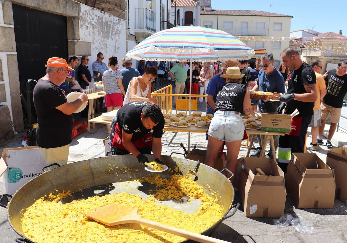 Ledrada disfruta de su paella sin miedo al calor