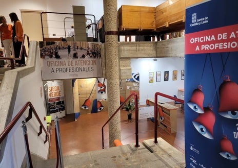 Imagen secundaria 1 - La exposición «Titiriteros» se puede ver en la Casa de Cultura, sede de la oficina de atención al profesional de la Feria de Teatro que llega ya a todos los puntos de Ciudad Rodrigo