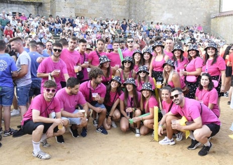 Imagen secundaria 1 - Las peñas son las protagonistas del último día festivo en Fuenteguinaldo.