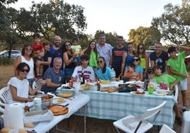 Uno de los grandes grupos familiares en la merienda festiva de Aldeanueva de Figueroa