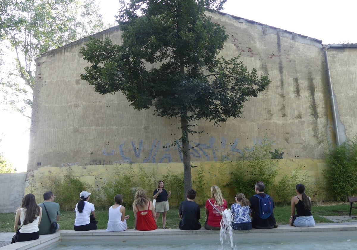 Una pequeña parada para apreciar el contraste entre los espacios verdes y las estructuras propias de la ciudad.