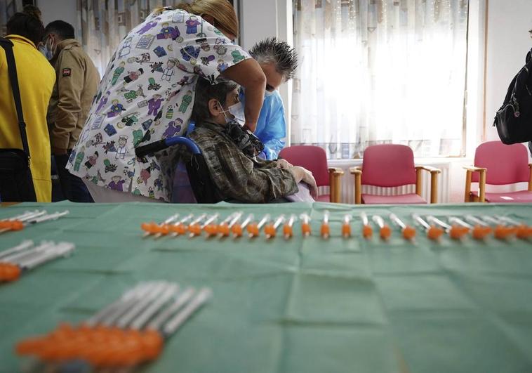 Imagen de archivo de la vacunación de refuerzo -conjunta con la gripe- que se realizó el pasado año en las residencias de mayores. laya