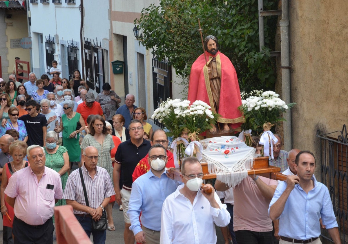 Procesión con la imagen de San Juan Bautista por las calles de El Cabaco.