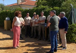 Los representantes de las instituciones con los alumnos en formación durante la visita a Matilla.