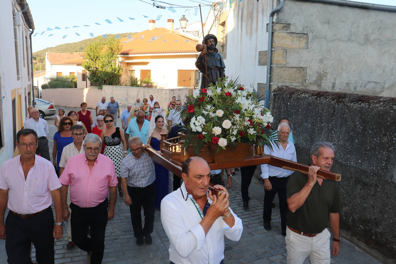 San Roque vuelve a la calle en Ledrada para acompañar a los mayores