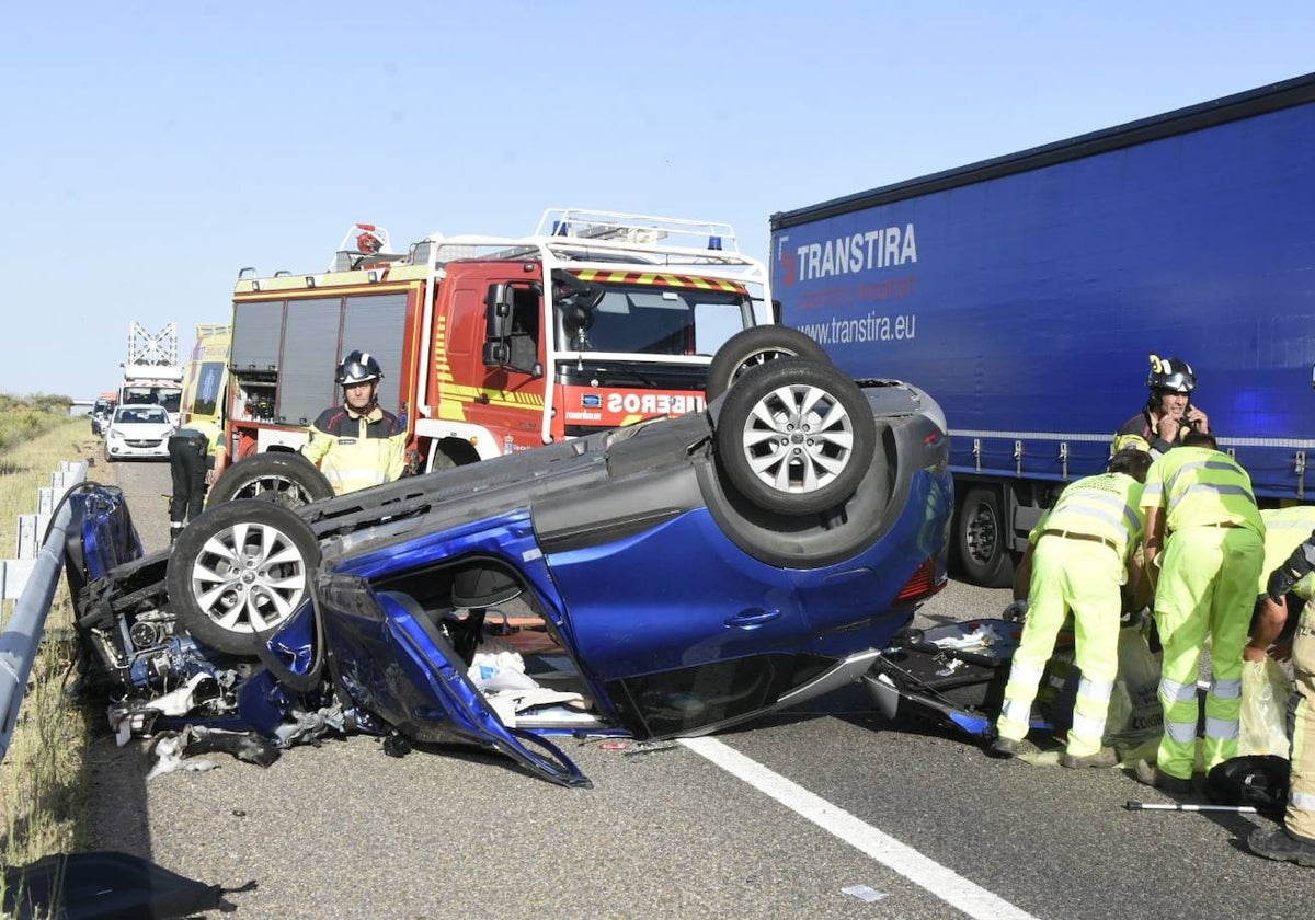 Así fue el espectacular accidente en La Fuente de San Esteban: un camión, tres coches y cuatro heridos