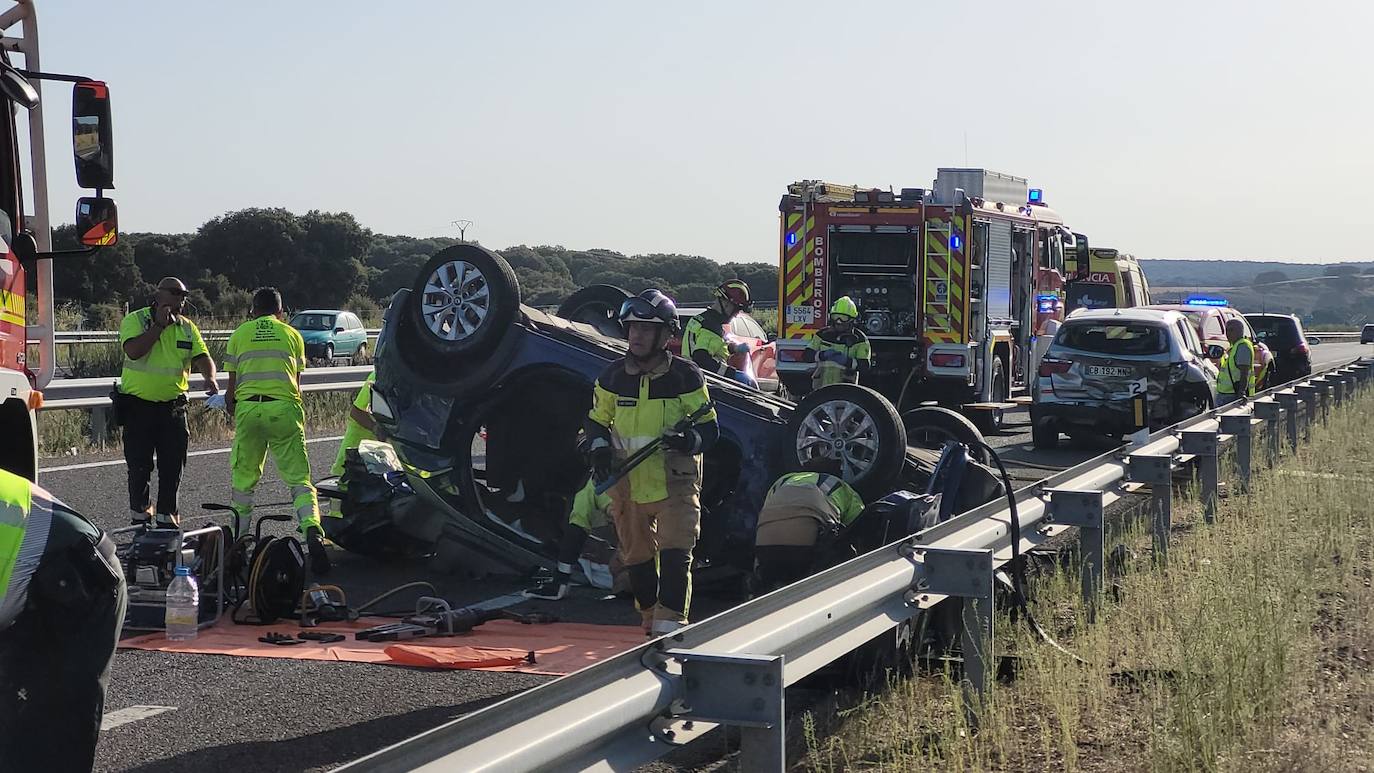 Así fue el espectacular accidente en La Fuente de San Esteban: un camión, tres coches y cuatro heridos