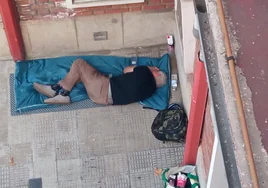 Un sintecho duerme en una de las plazas del barrio de San Bernardo.
