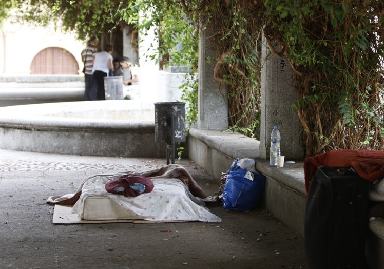 El Campo de San Francisco acumula distintos enseres de los sintecho que lo frecuentan cada día.