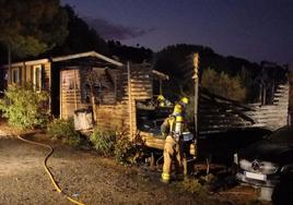 El bungalow una vez extinguido el incendio.