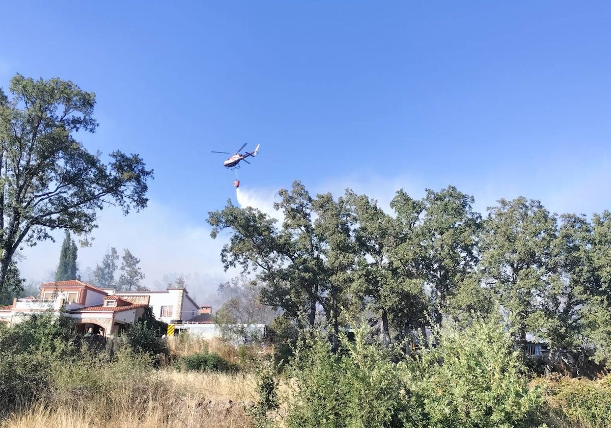 Las imágenes del incendio que asustó a los vecinos de Navacarros y Vallejera