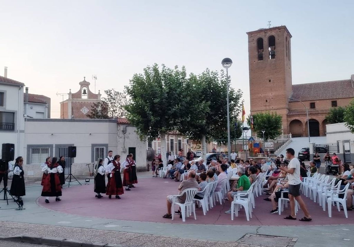 Actuación del grupo de bailes charros Tresbolillo de Villamayor.