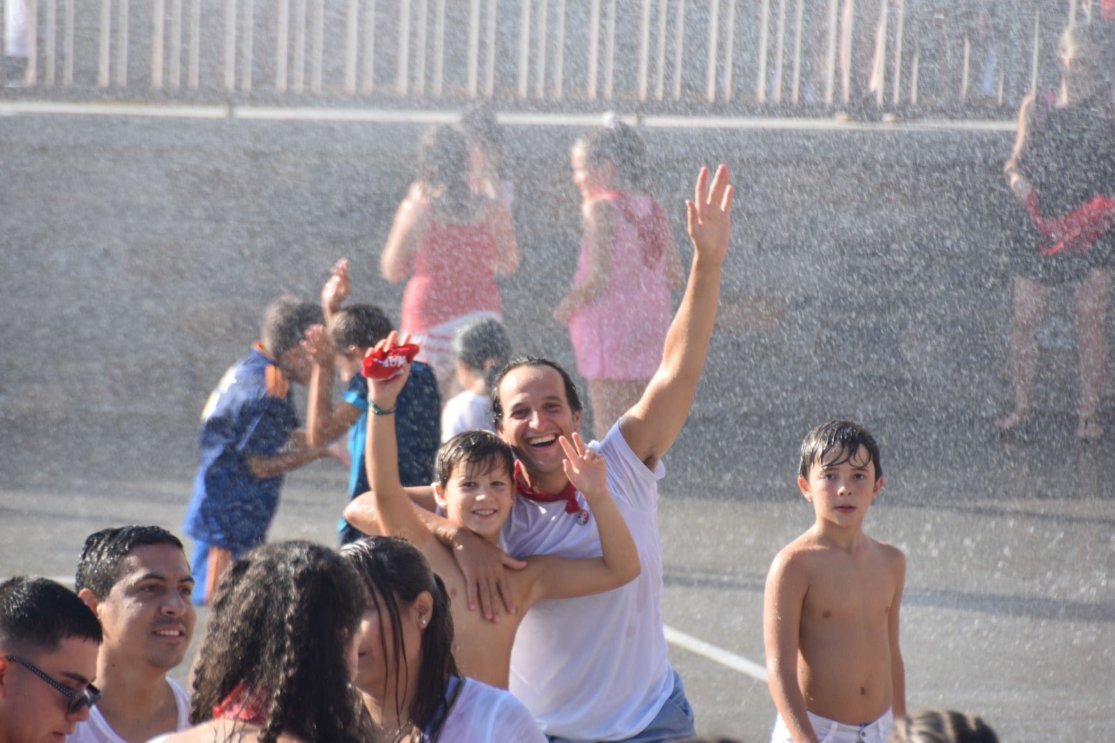 Música, agua y peñas vestidas de blanco y rojo para iniciar la fiesta en Alba de Tormes