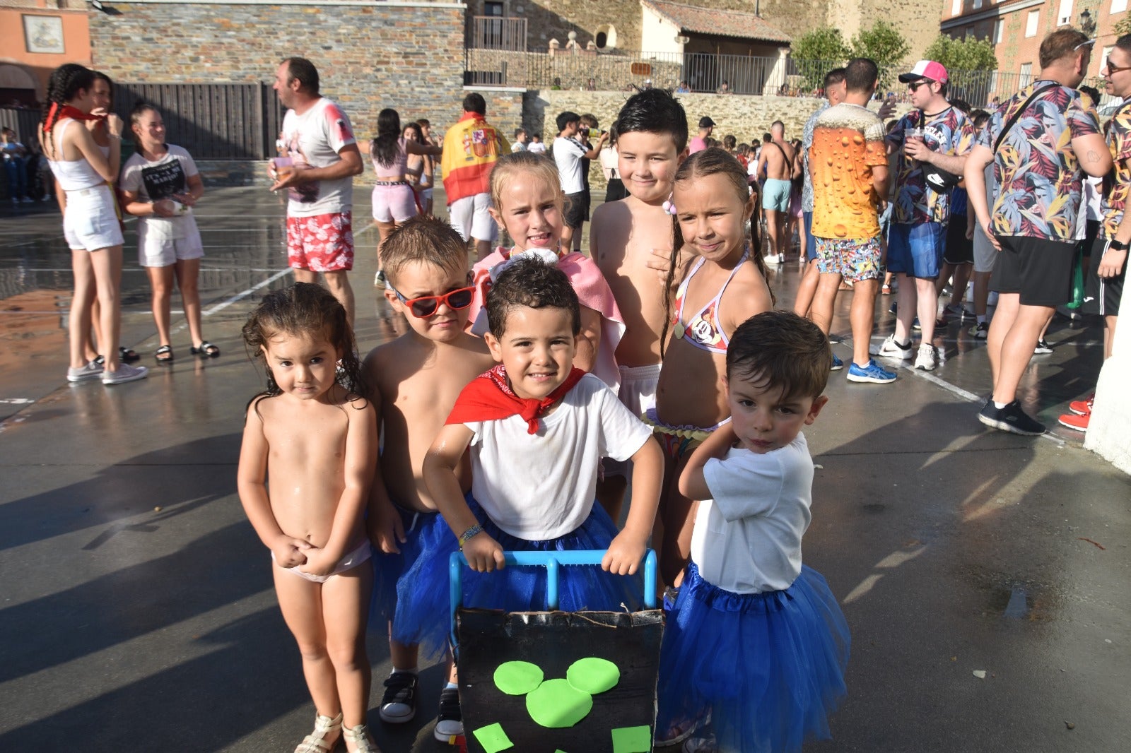 Música, agua y peñas vestidas de blanco y rojo para iniciar la fiesta en Alba de Tormes