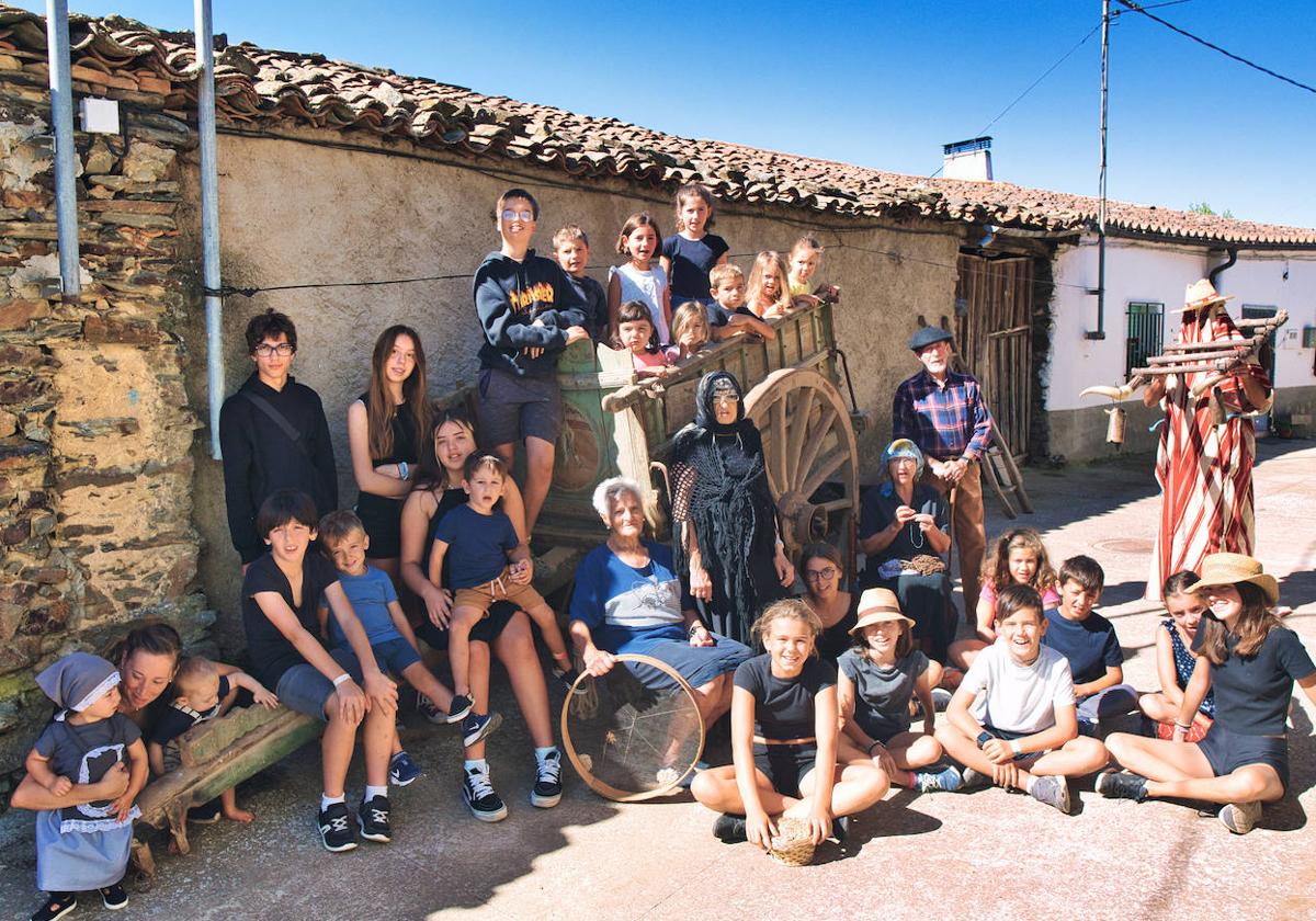 CONCURSO 'Así somos en mi pueblo'. Cespedosa de Agadones recuerda la tradición de 'La vaca Pinta'