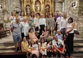 Esteban García, de pie en el centro, rodeado de toda su familia tras la celebración de la misa