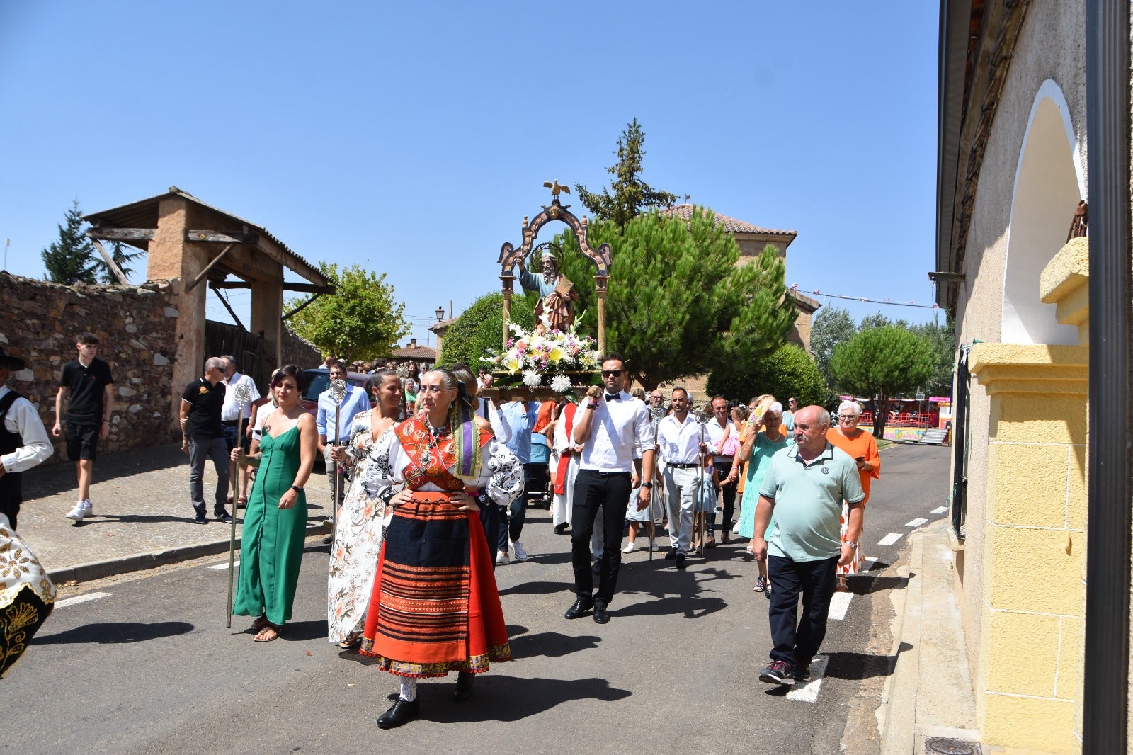 Procesión de gala en Golpejas por San Bartolomé