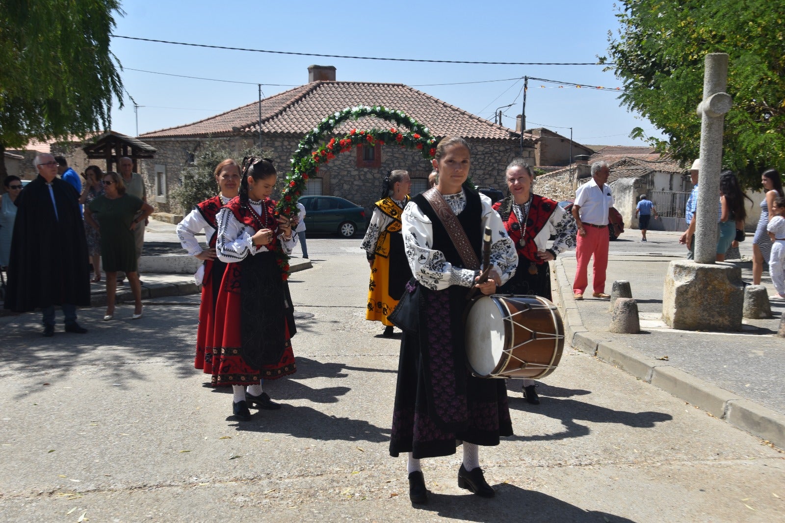 Bailes y vítores en el día grande de Martinamor